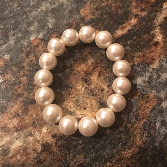 Faux pearl bracelet - Picture 2 of 3